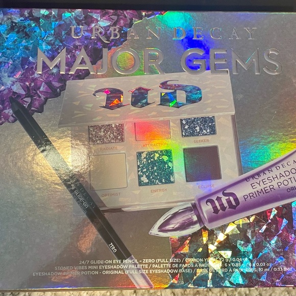 URBAN DECAY
MAJOR GEMS BESPOKE SET
Eye Gift Set - Picture 4 of 4
